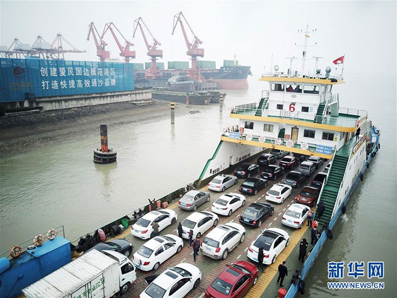 Hàng chục nghìn xe chôn bánh 4 ngày 3 đêm chờ phà Tết ở TQ